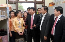 Chủ tịch UBND tỉnh Bắc Ninh thăm, tặng quà học sinh Lào 